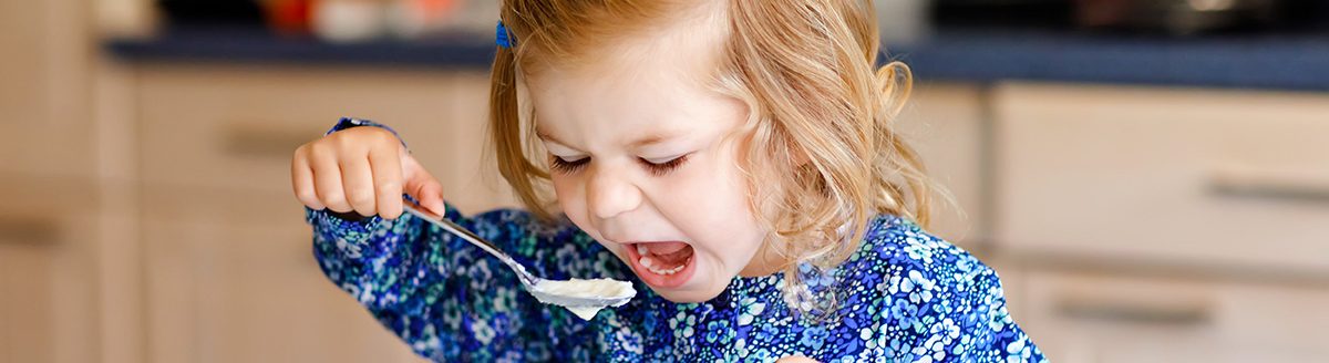 Adorable toddler girl eating healthy cereal with milk for breakfast. (Adobe Stock │ #280012267 - Irina Schmidt)