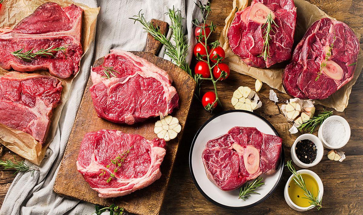 Raw beef meat on a dark wooden board. (Adobe Stock │ #166587845 - bit24)
