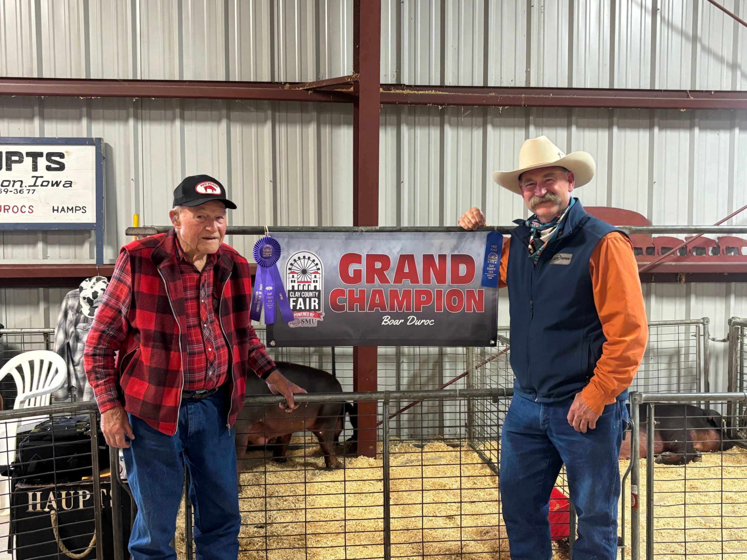 (At left) Don Haupts visits with High Plains Journal columnist Trent Loos, who was an open class judge. (Courtesy photo.)