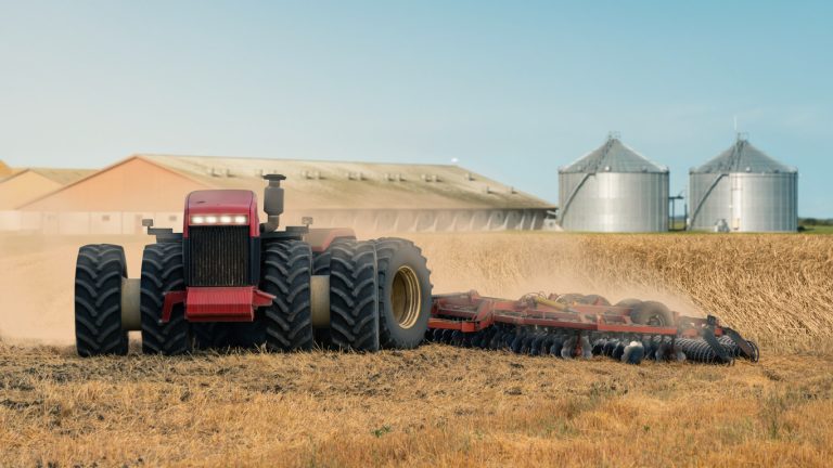 Autonomous tractor working in the field. (iStock │ #1148006183 - Scharfsinn86)