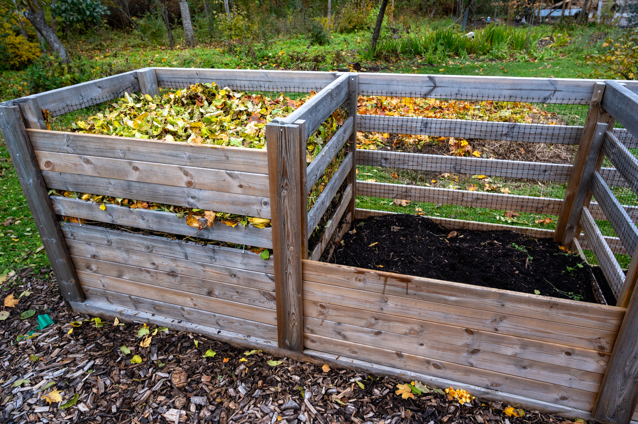 Garden compost with one compartment full of leaves. (iStock │ #1766693467 - Jonas Rönnbro)
