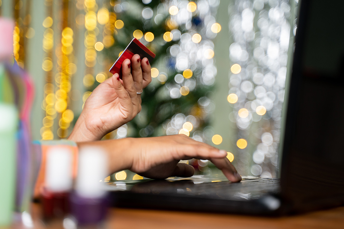 Holiday online shopping. (Adobe Stock │ #398882019 - WESTOCK)