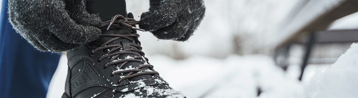 Jogger man is lacing his shoes during his winter workout. (Adobe Stock │ #464556101 - blackday)