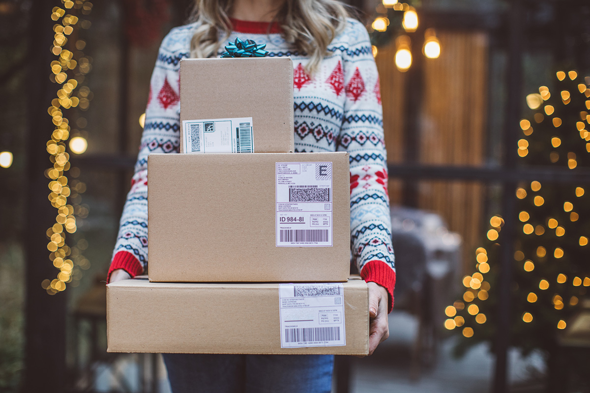 Woman shipping Christmas gifts. (iStock │ #1285366825 - svetikd)