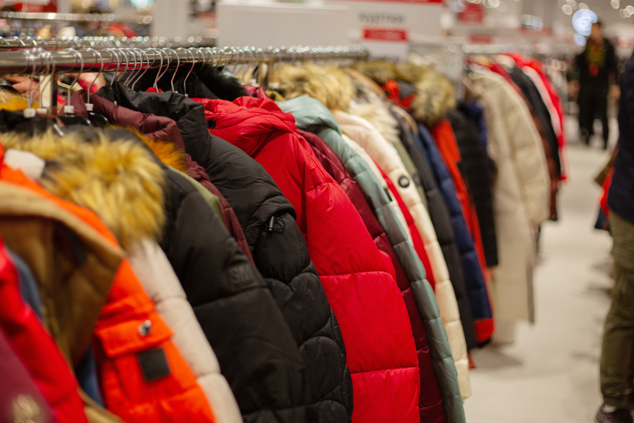 Lots of different jackets in the men's section of the store. (iStock │ #2188177927 - Martyna87)
