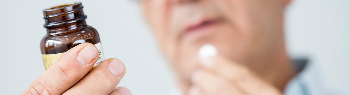 Old man taking a pill. (Adobe Stock │ #170326266 - sebra)