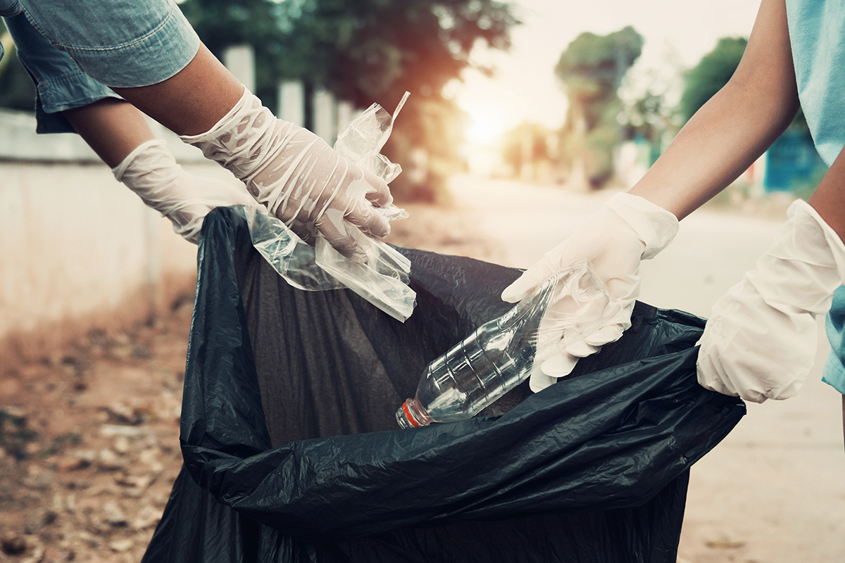 Mother and child help picking up trash at park. (Adobe Stock │ #240623540 - lovelyday12)
