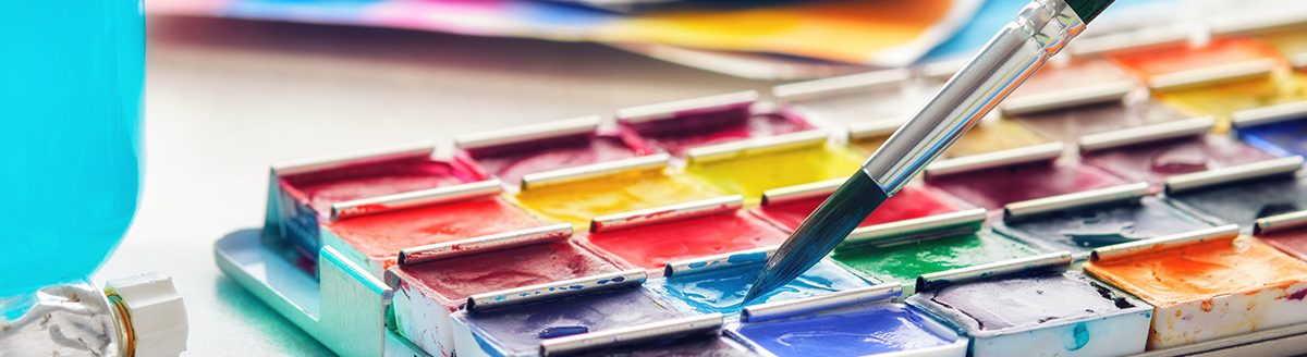 Set of watercolor paints, paintbrush, glass of water and paper sheets of watercolor paintings. (Adobe Stock │ #416175834 - chamillew)