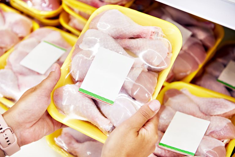 Hands with chicken meat in shop. (Adobe Stock │ #367675022 - Sergey Ryzhov)