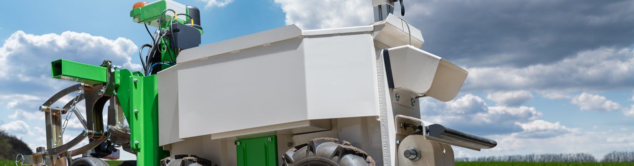 Autonomous wheeled robot is working in an agricultural field. (iStock-#2154856573 │ Scharfsinn86)
