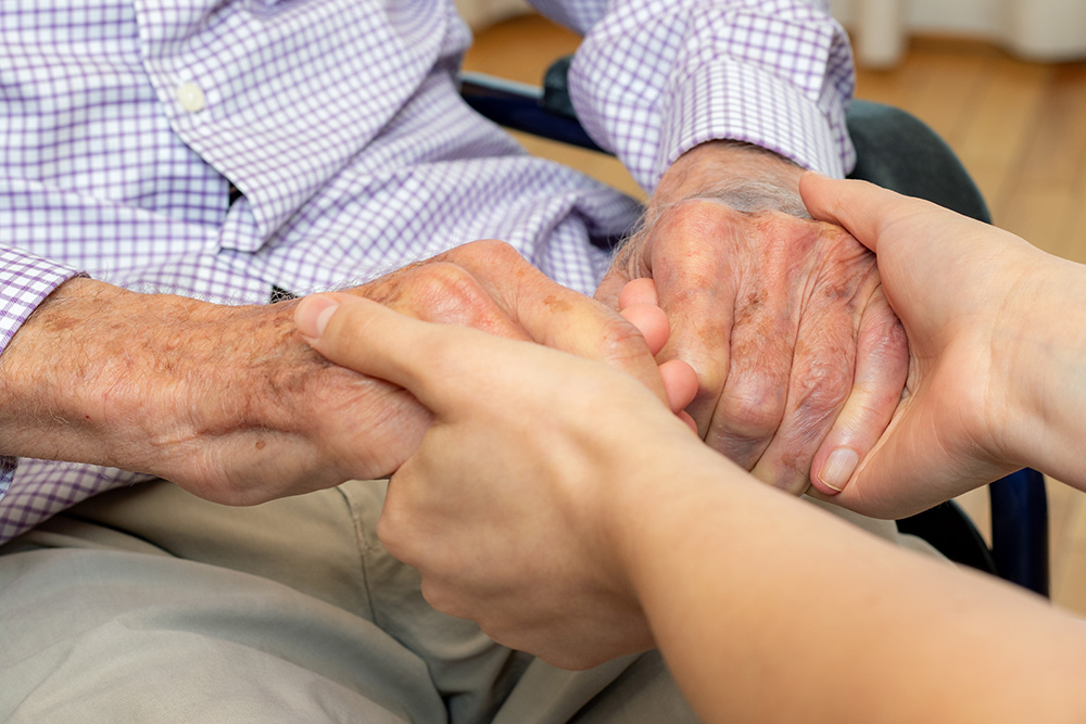 Detail of young and old human hands holding each other. (Adobe Stock-#278581078 │ karelnoppe)