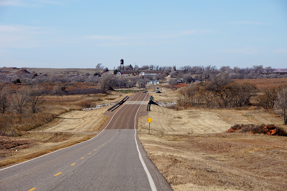 Country road in Oklahoma. (Adobe Stock-#424988478 │ Bennekom)