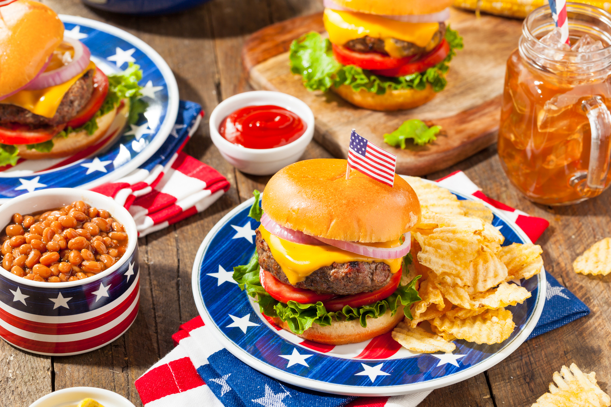 Hamburger Picnic with Chips and Fruit. (iStock-#531564300 │ bhofack2)