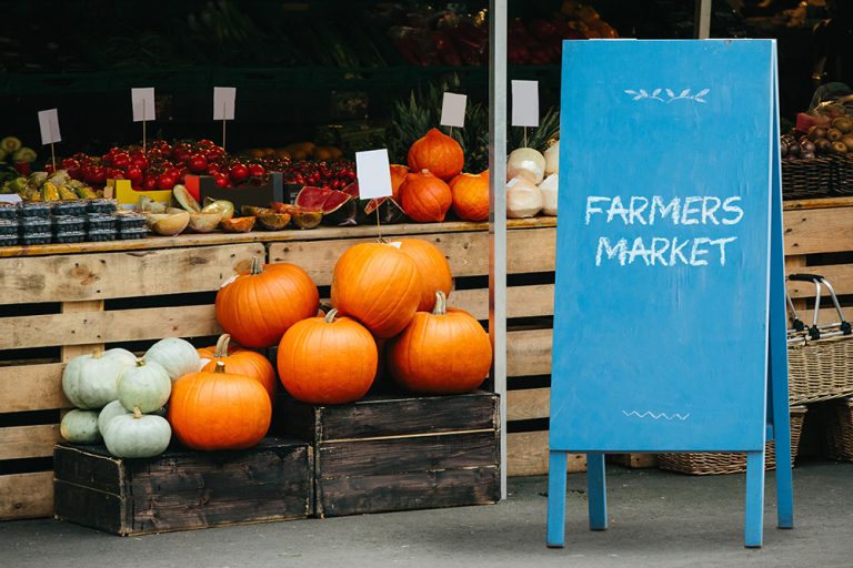Street farmers market. (Adobe Stock-#364257940 │ scharfsinn86)