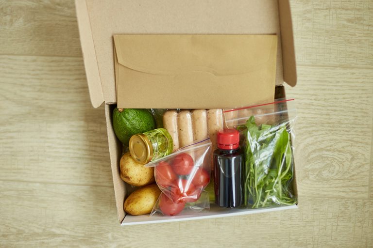 Food box meal kit of fresh ingredients and recipe blank order from a meal kit company. (Adobe Stock-#430544469 │ bondarillia)