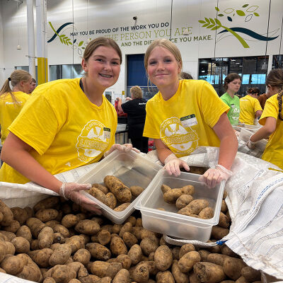 4-H’ers pack potatoes at Second Harvest Heartland. (Minnesota 4-H)