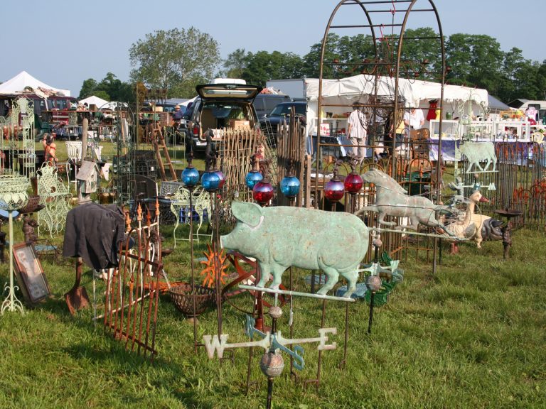 Items displayed at an outdoor Flea Market. (iStock-#139908894 │ nancykennedy)
