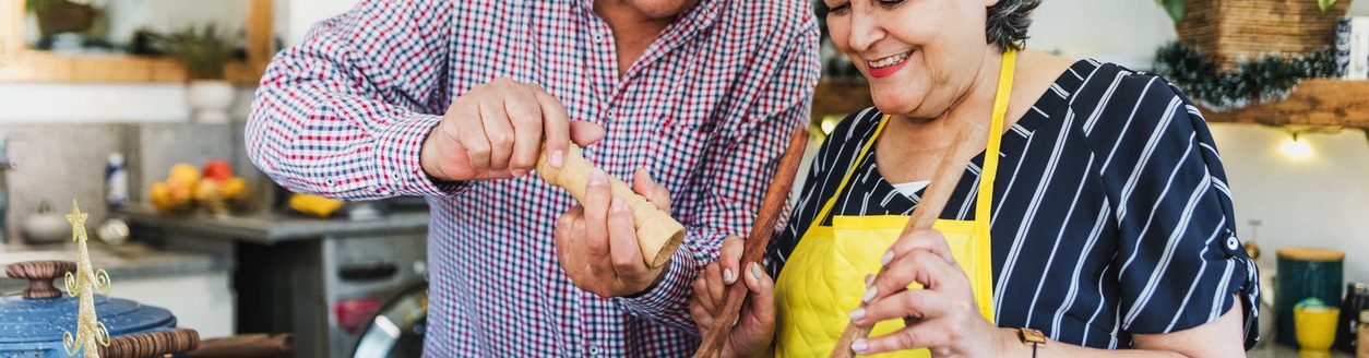 Senior couple cooking dinner at home. (Adobe Stock-#1784017636 │ Marcos Elihu Castillo Ramirez)