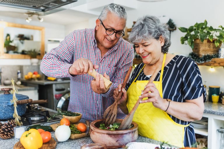 Senior couple cooking dinner at home. (Adobe Stock-#1784017636 │ Marcos Elihu Castillo Ramirez)