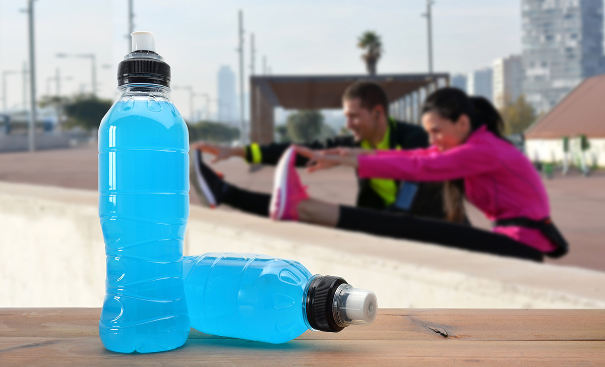 Sports drink on wooden table. (Adobe Stock-#135151772 │ expressiovisual)