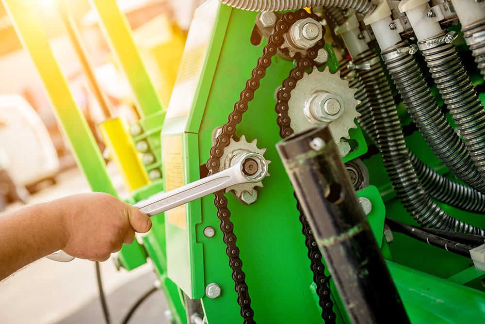 The mechanics repair combine harvester. Modern agricultural machinery. (Adobe Stock-#362397816 │ romaset)
