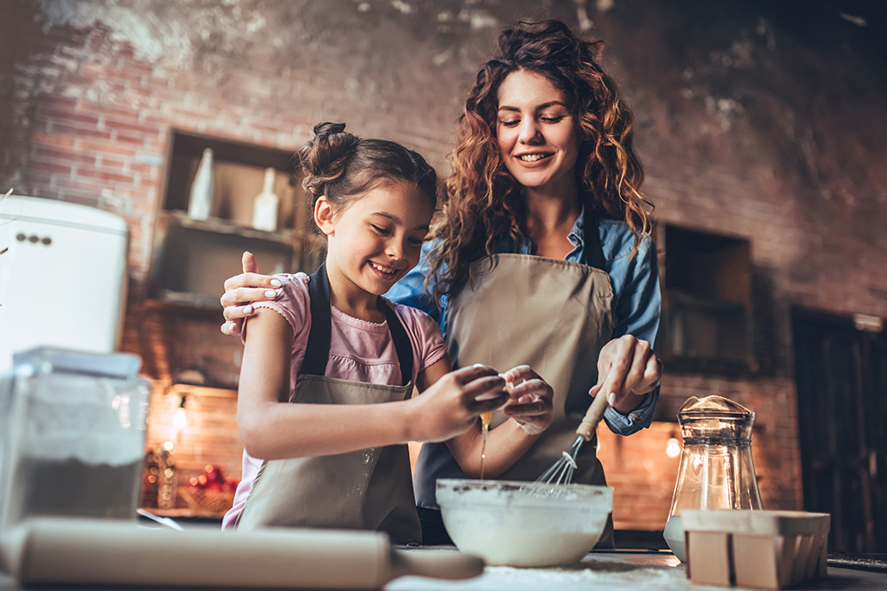 Mom with daughter in kitchen. (Adobe Stock-#177738331 │ Vasyl)
